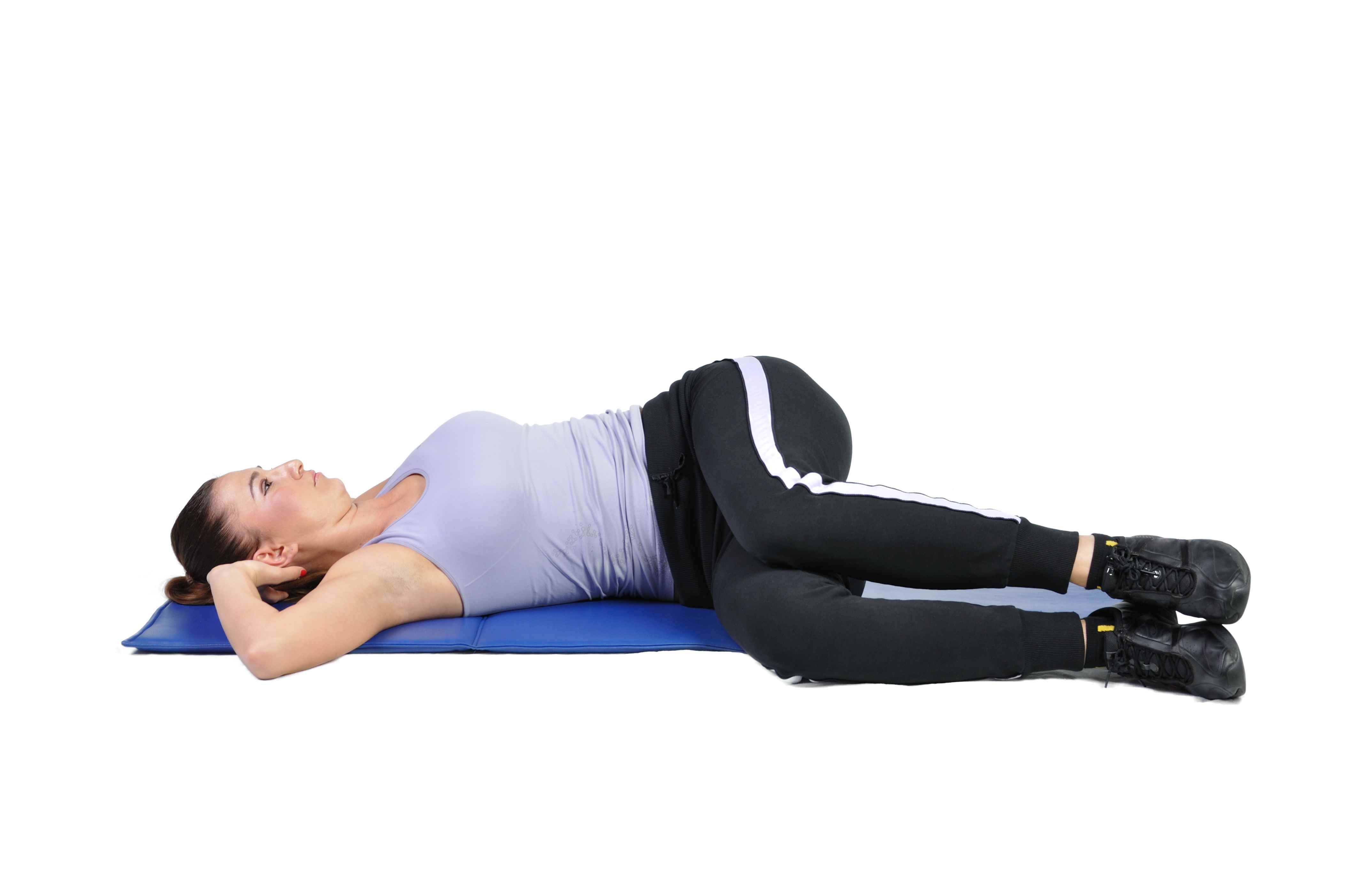 6 упражнений лежа. Supine Twist йога. Supine Spine Twist. Скручивания для спины. Упражнения на скручивание позвоночника.