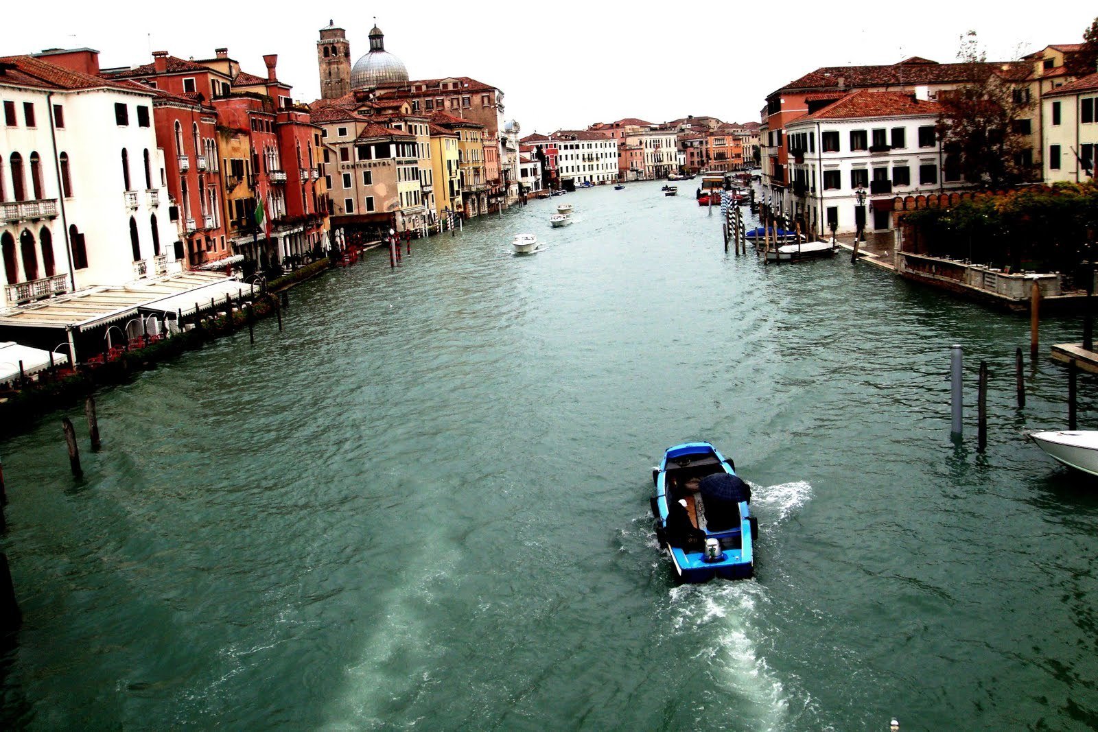 Река в венеции. Венис река. Глубина рек в Венеции. Венеция на какой реке.