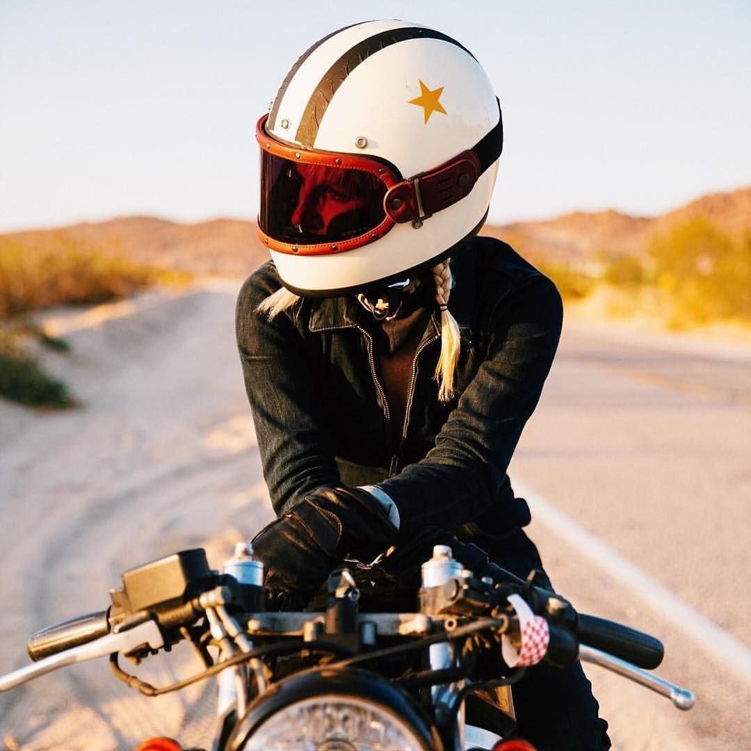 Девушка на мотоцикле в шлеме