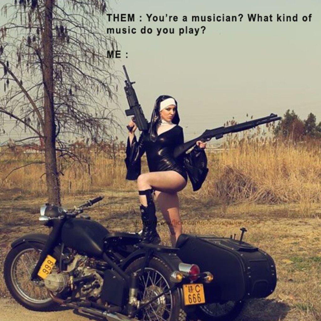 Девушка на мотоцикле с оружием