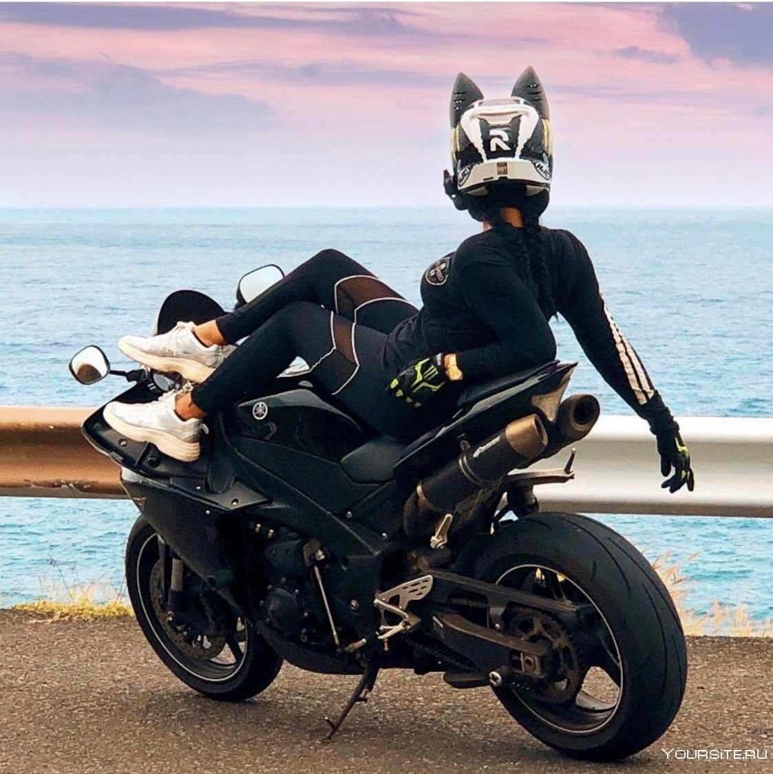 Девушка кошка на мотоцикле