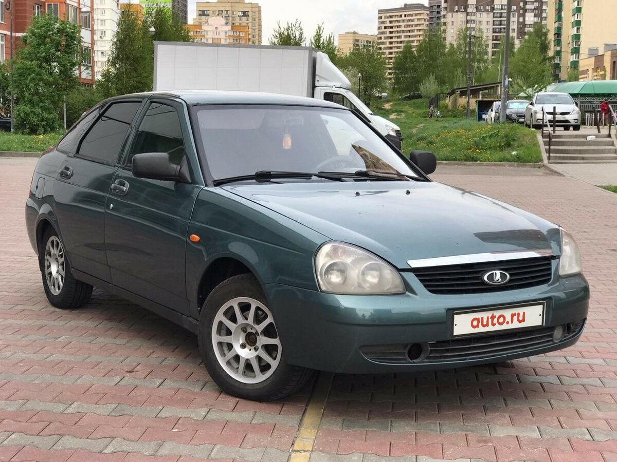 Лада Приора хэтчбек зеленая
