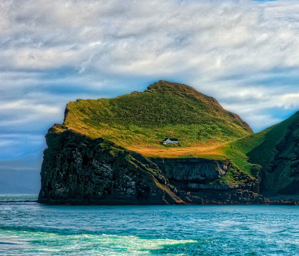 Одинокий дом на острове Эллидаэй Исландия