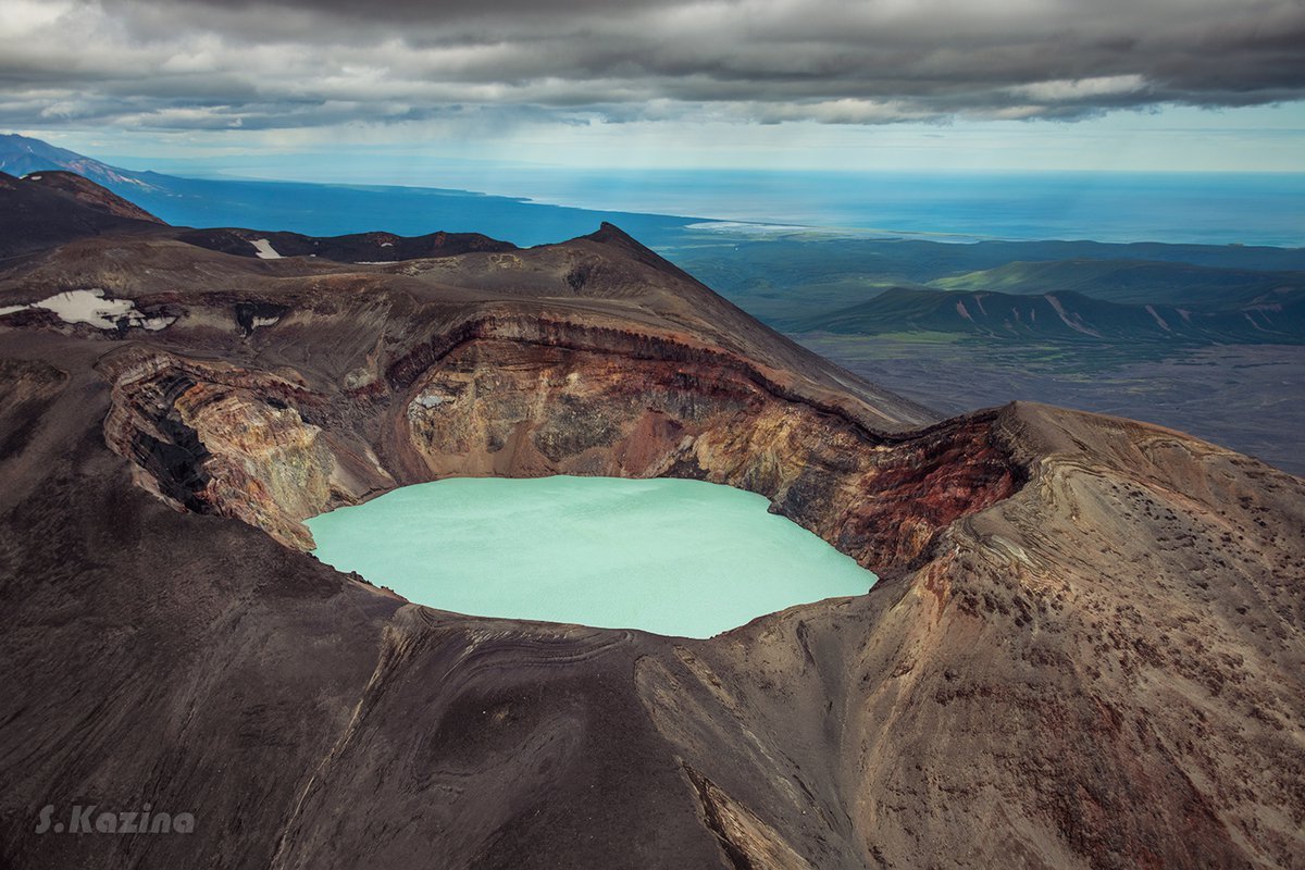 Кислотное озеро в кратере вулкана малый Семячик на Камчатке