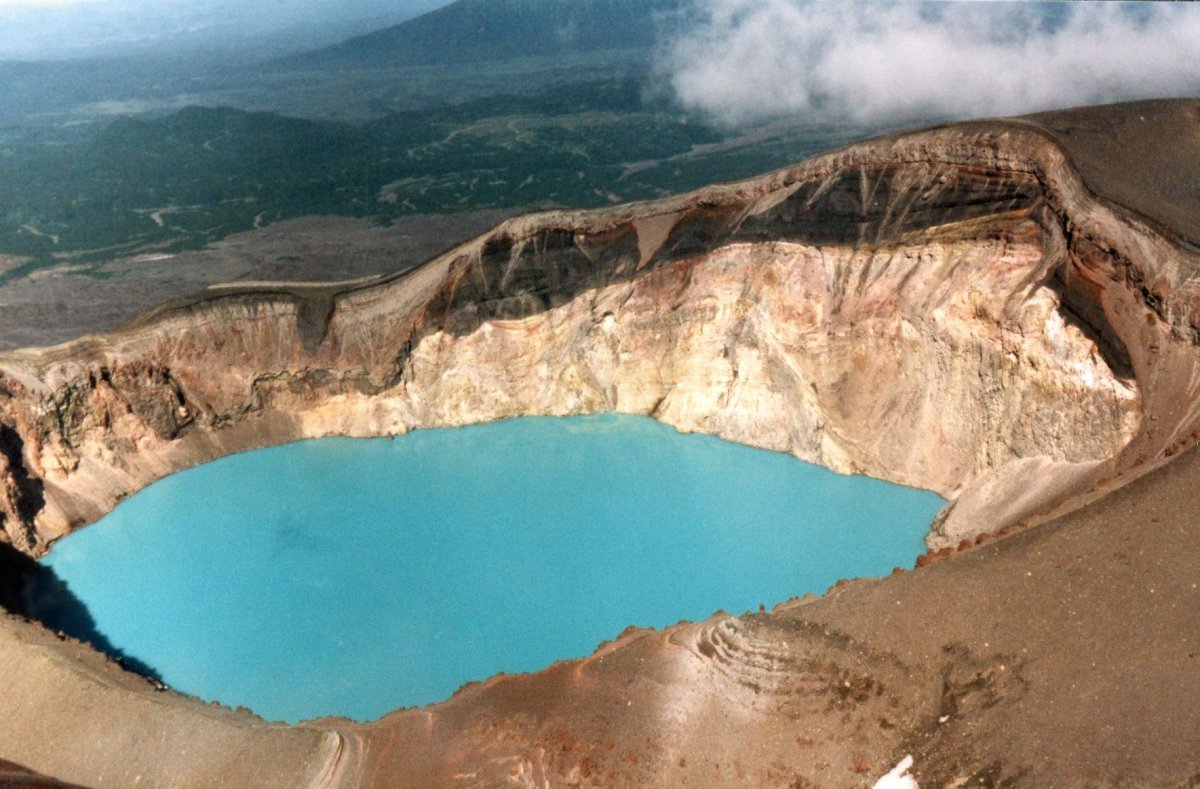 Камчатка кислотное озеро в кратере