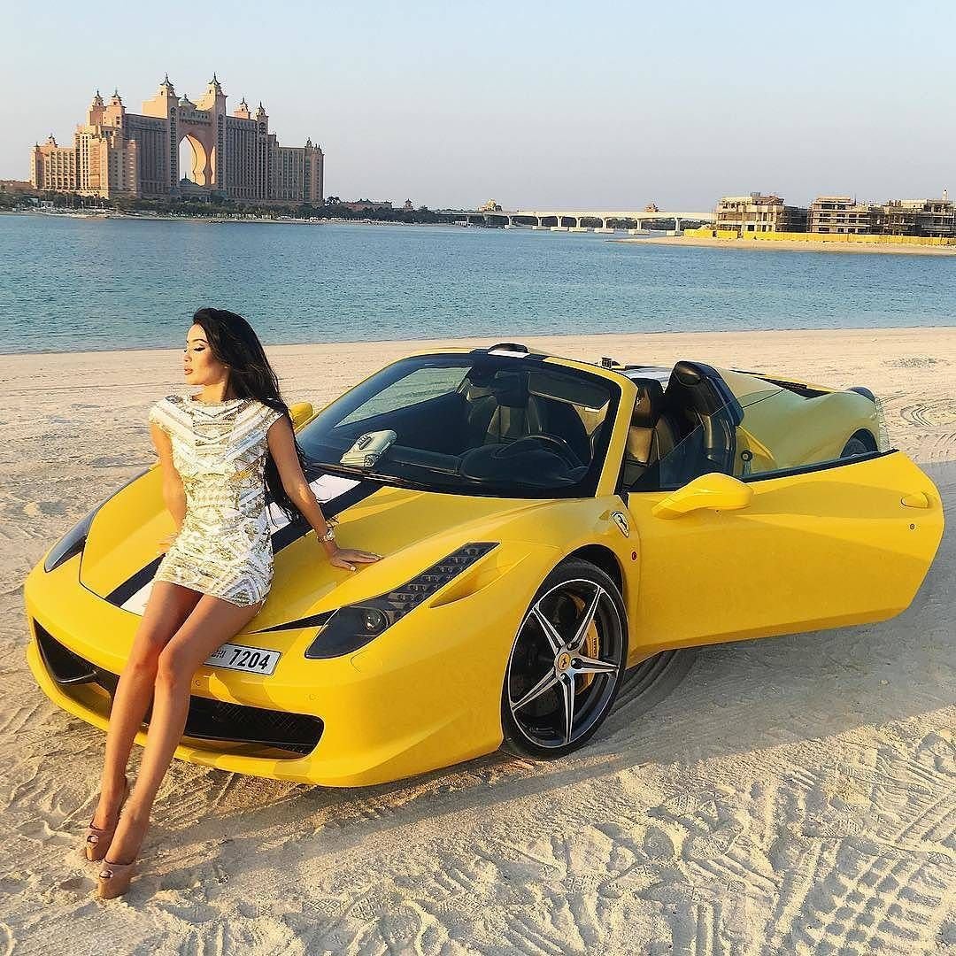 Девушка в Дубае с машиной