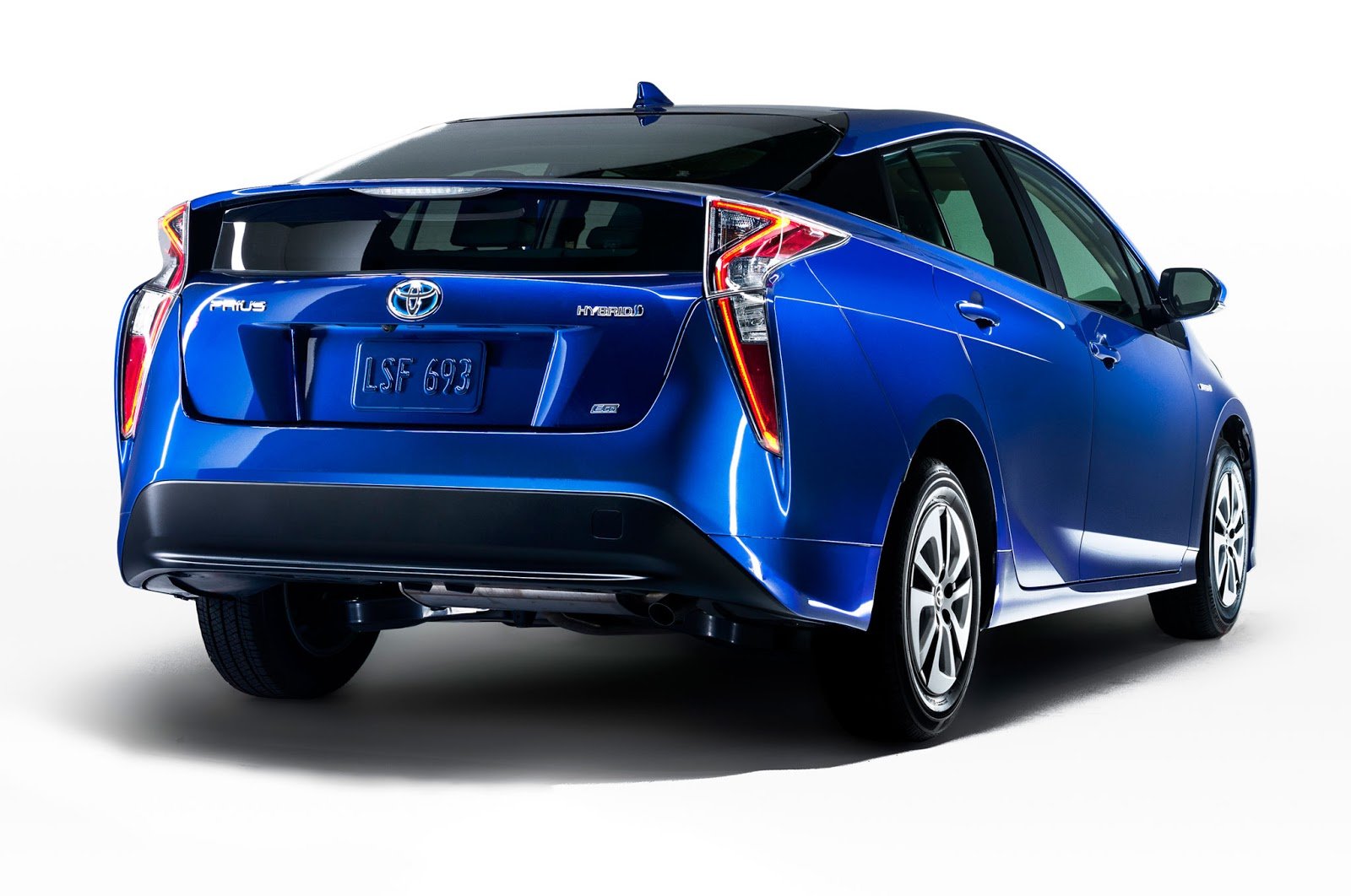Hybrid 2016. Toyota Prius Hybrid 2016. Тойота Приус гибрид. Toyota Prius 2016 универсал. Тойота Приус универсал гибрид.
