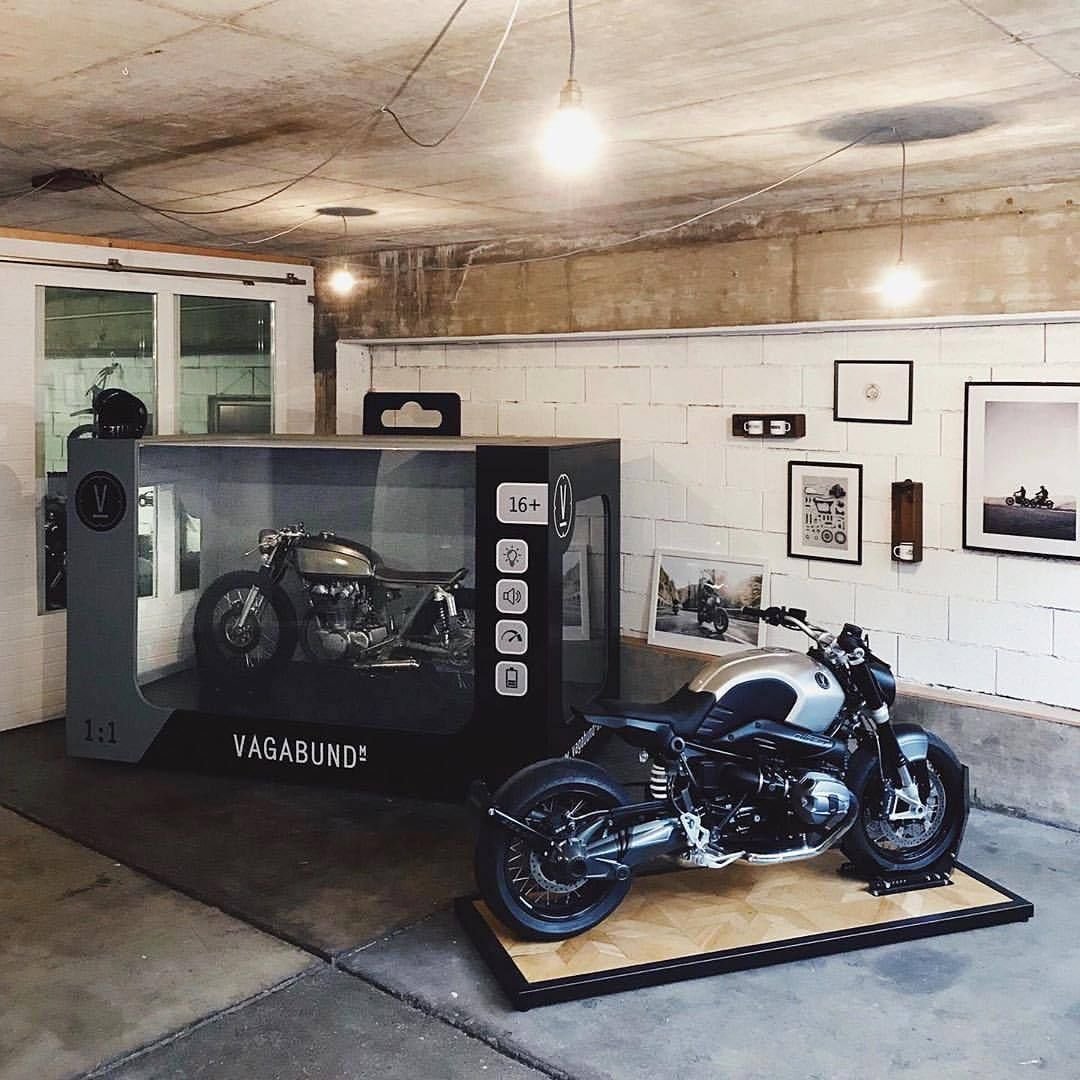 В гараже мотоцикл скутер