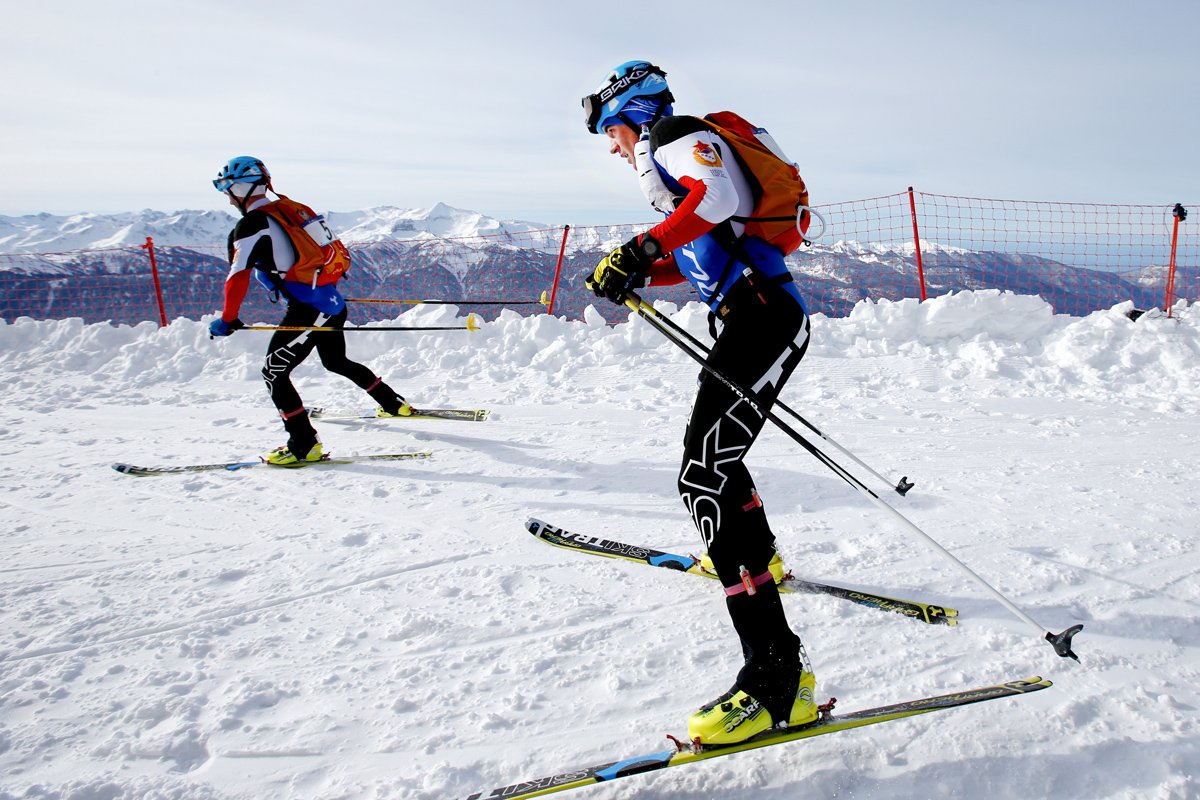 Ski continuous. Ски альпинизм. Горнолыжные соревнования. Горные лыжи. Ски-альпинизм-гонка.