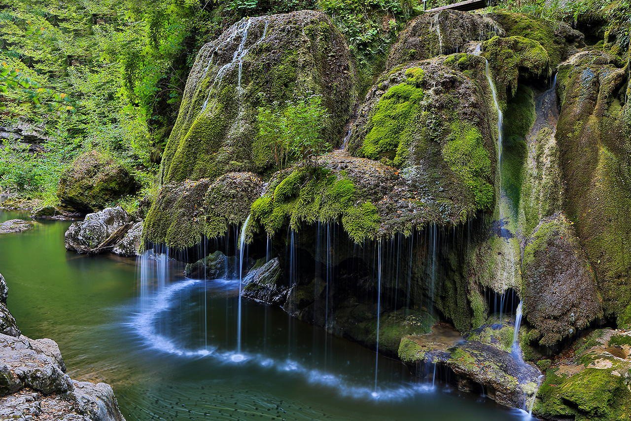 Интересные места природа. Водопад Бигар. Водопад Бигар Румыния. Водопад Дамбри Вьетнам. Водопада на Хоккайдо.
