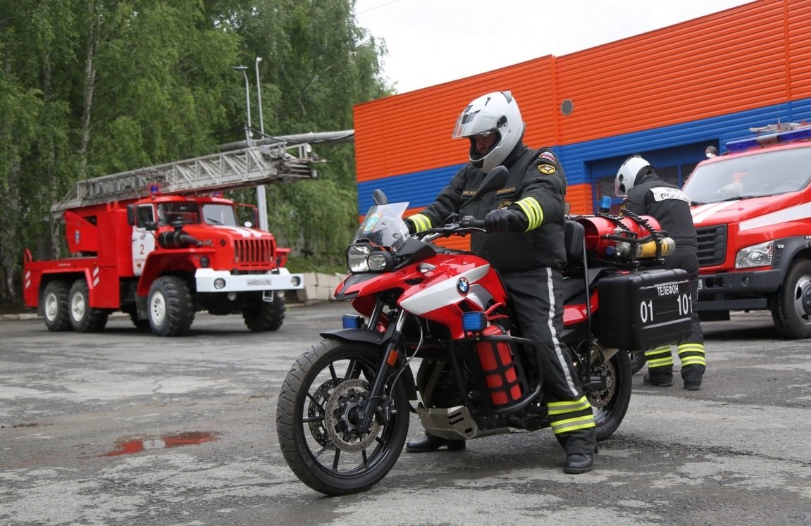 Красный Урал мотоцикл с коляской