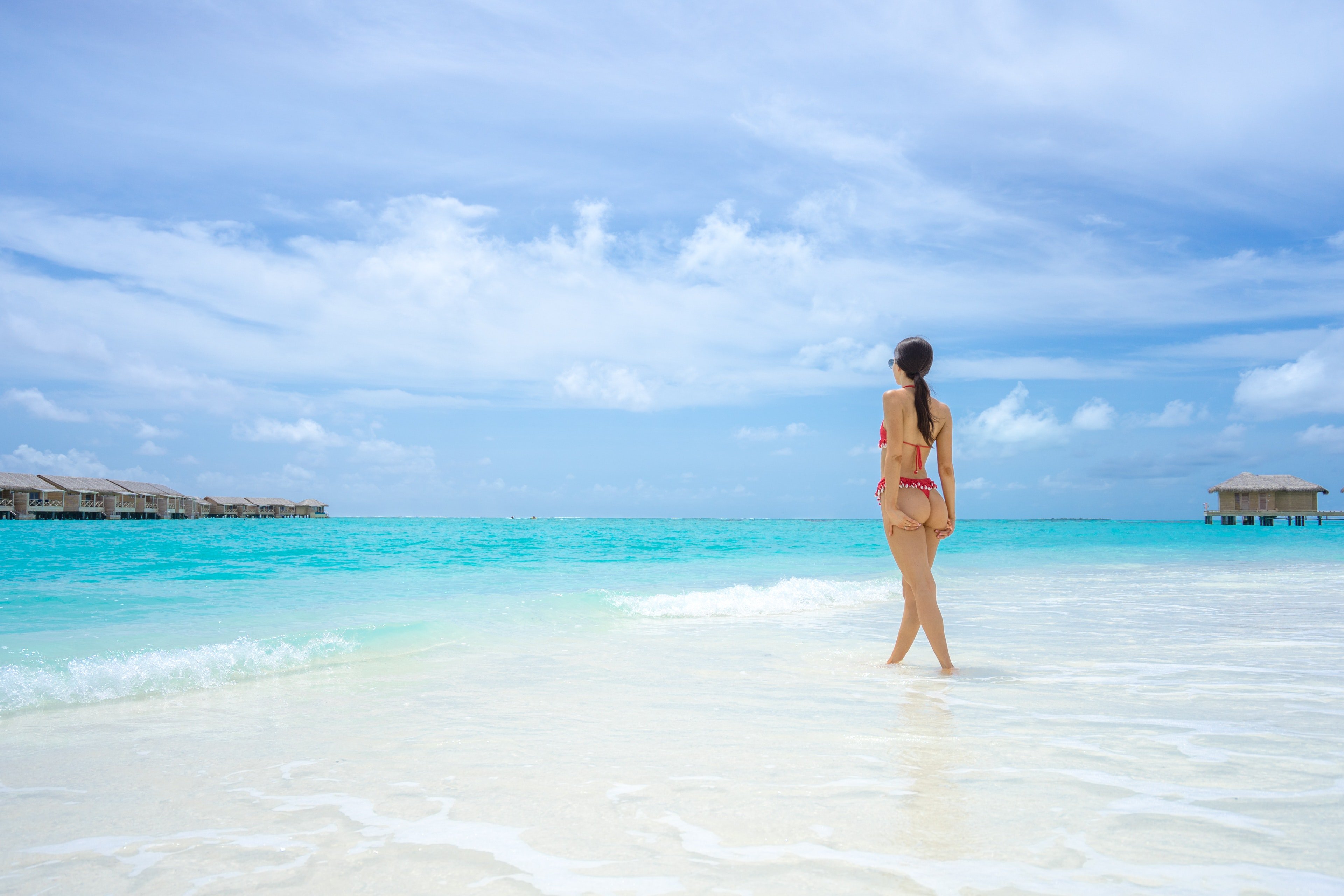 Температура воды на мальдивах. Девушка на Мальдивах. Мальдивы девушка на пляже. Фотосессия на Мальдивах. Брюнетка на Мальдивах.