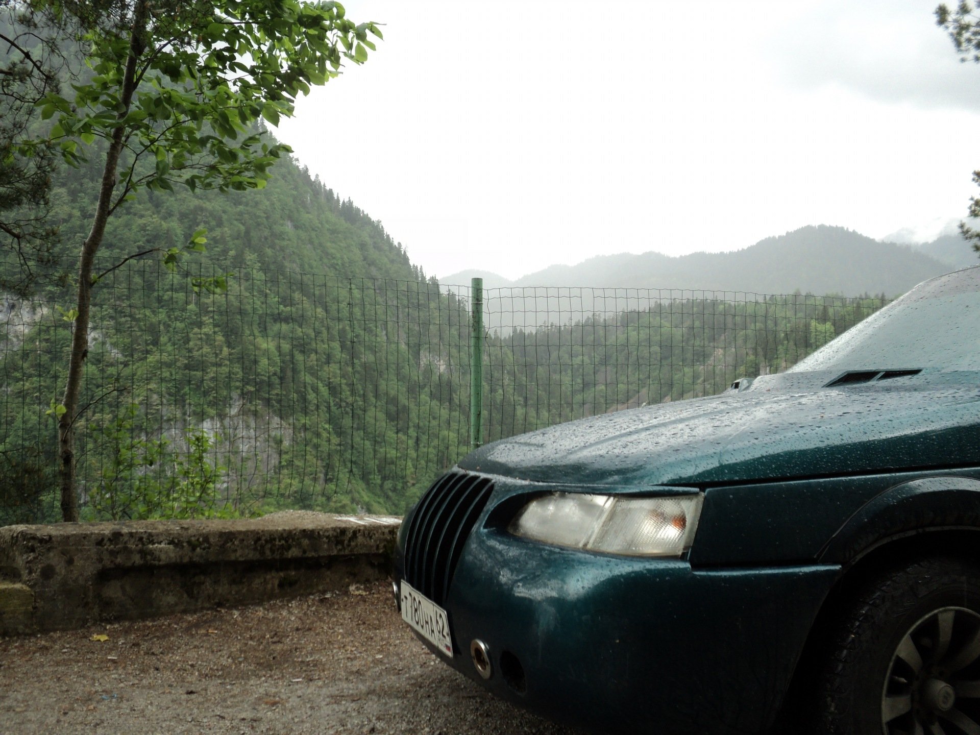 Аренда машины в абхазии. Дороги Абхазии. СТС Абхазия фото. Почтовая машина Абхазии. Машина 52 регион в Абхазии.