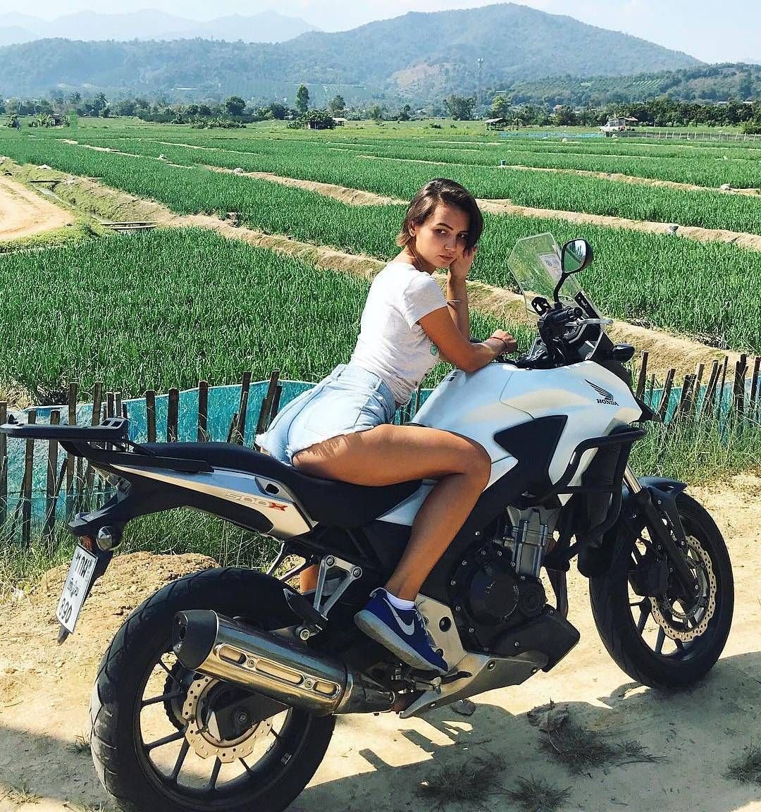 Девушка на мотоцикле Инстаграм