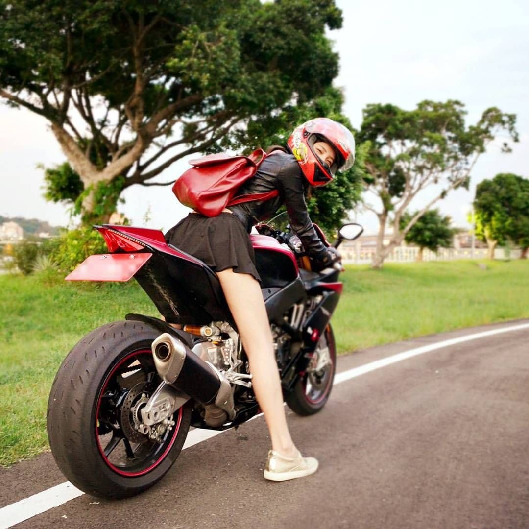 Девушки на мотоциклах в юбках
