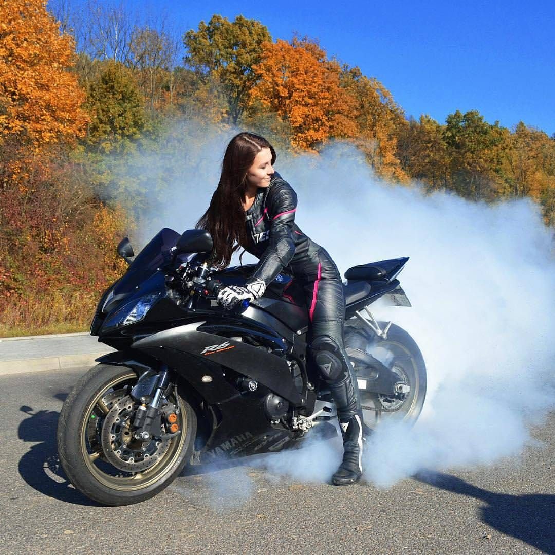 Девушка возле мотоцикла