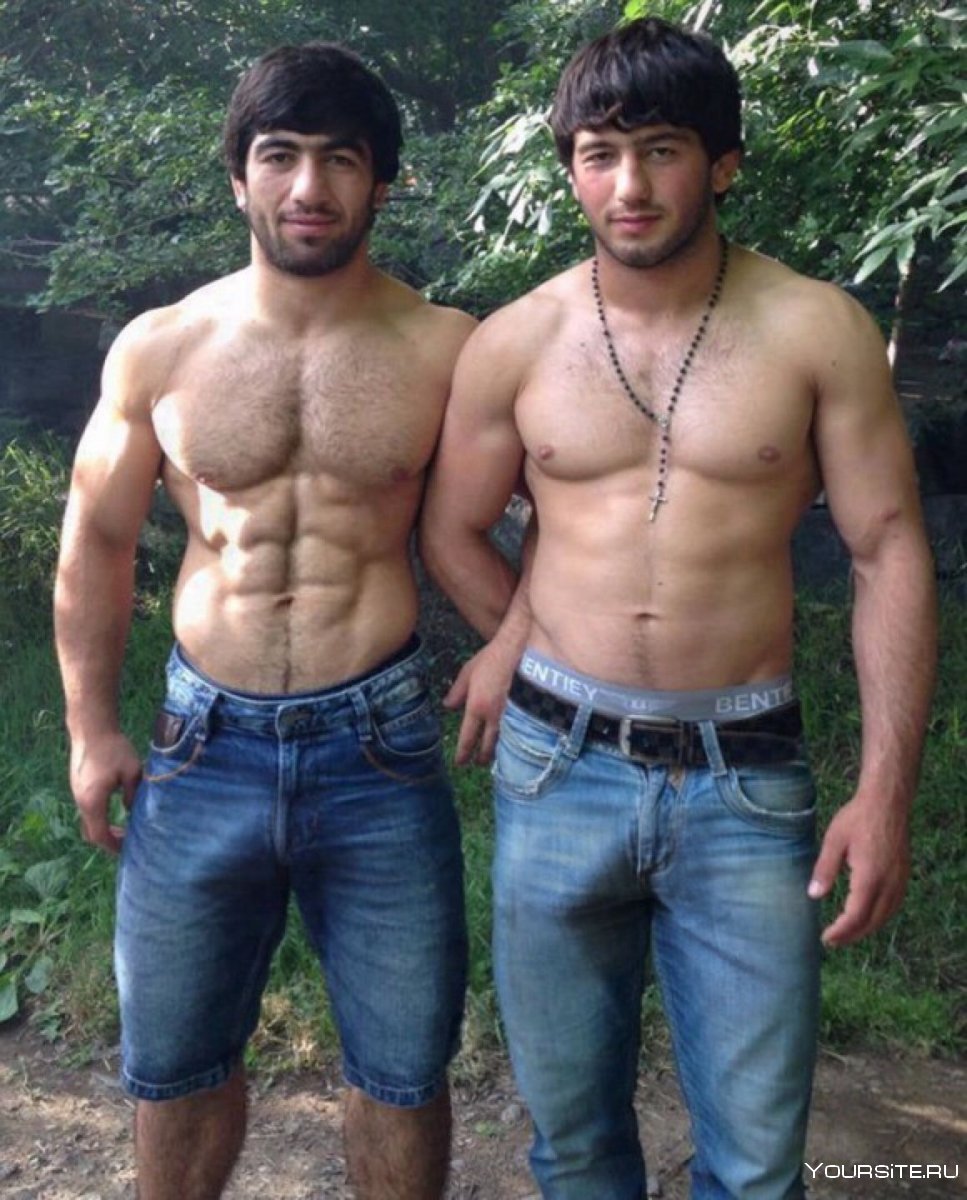 Спортивные кавказские парни