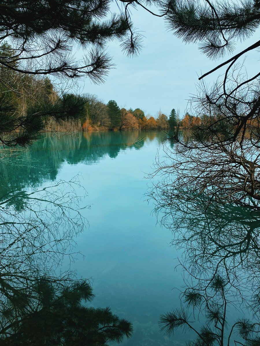 Запрудное бирюзовое озеро