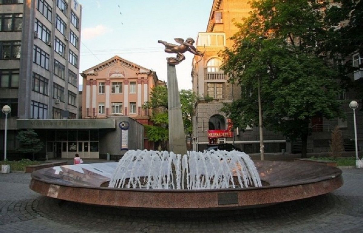 Памятник в Днепропетровске Екатеринославский бульвар