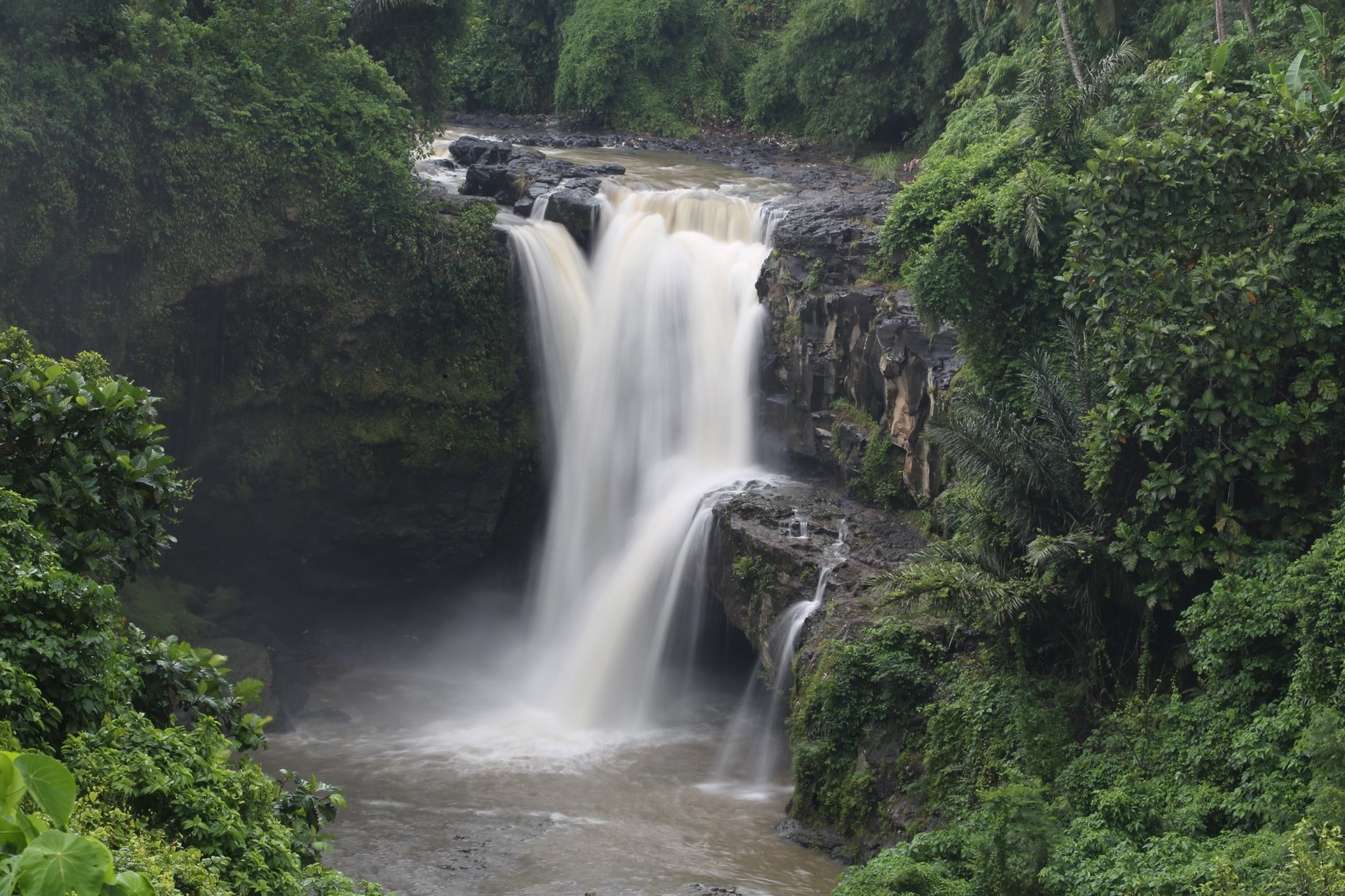 Тегенунган. Водопад Tegenungan. Тенгинские водопады. Группа водопад. Туризм водопады