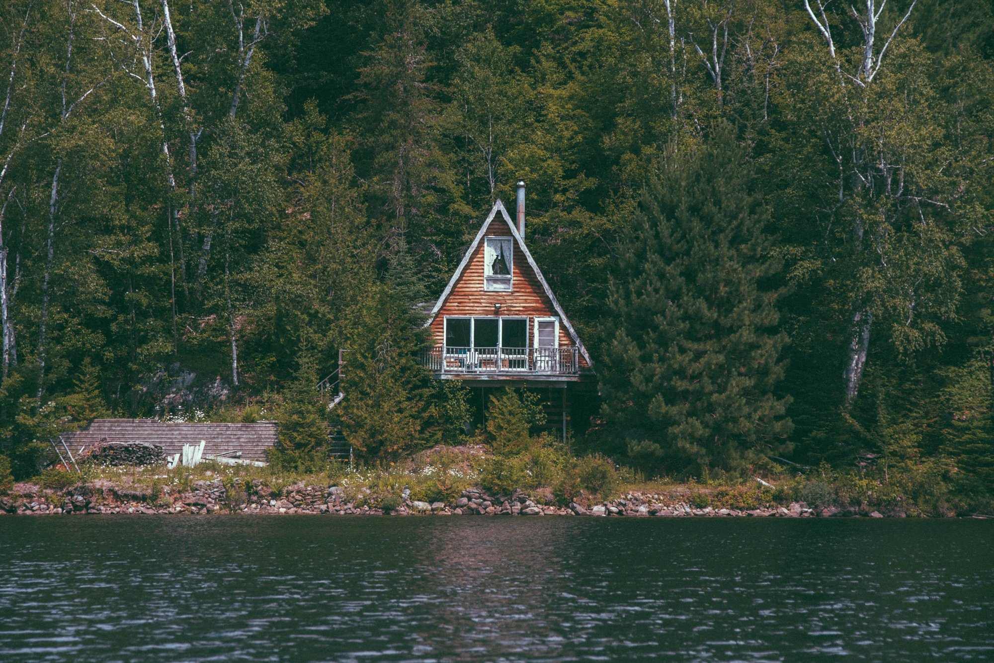 домик в лесу на берегу озера