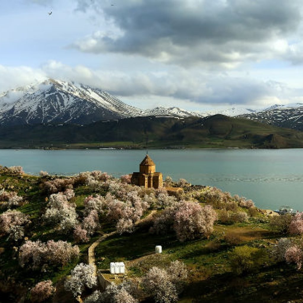 Озеро Севан Ахтамар