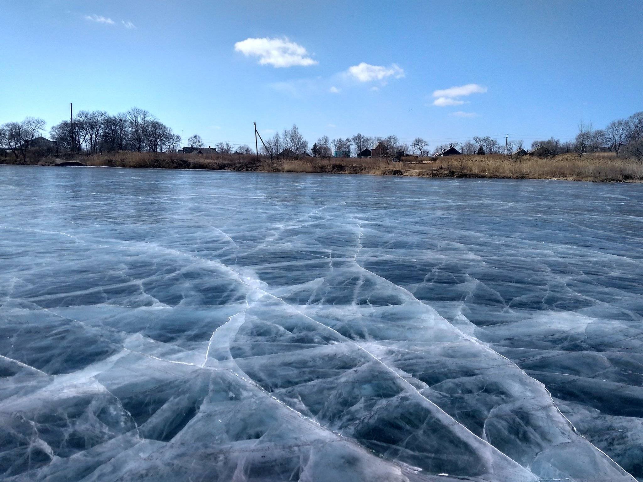 Лед на реках и озерах. Замерзшая река. Лед на реке. Лед на речке.