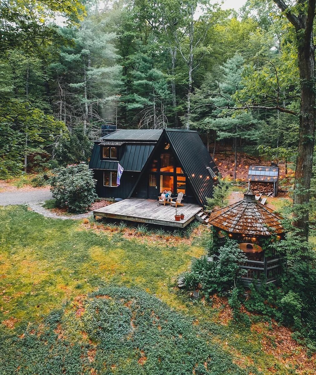 Дом отшельника в лесу у озера