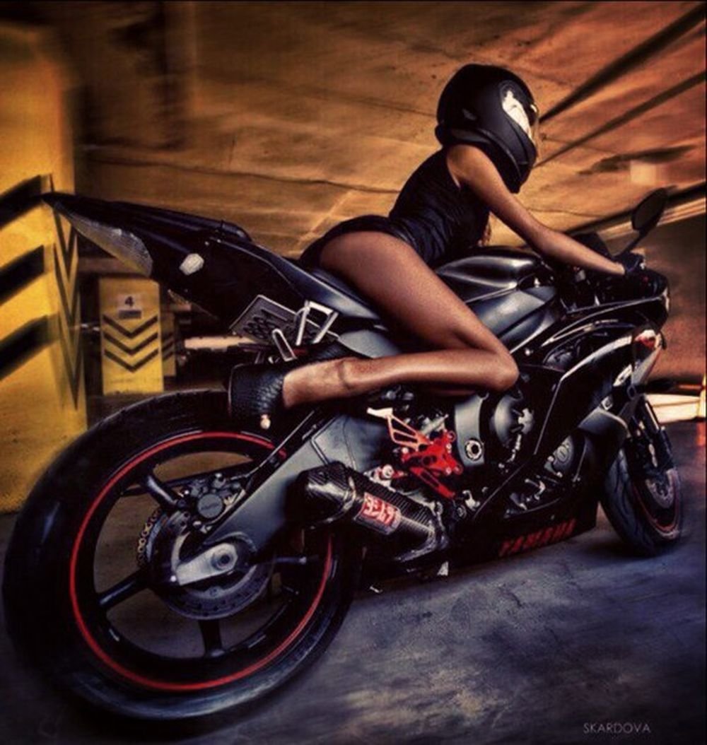 Трехколесный мотоцикл и девушка