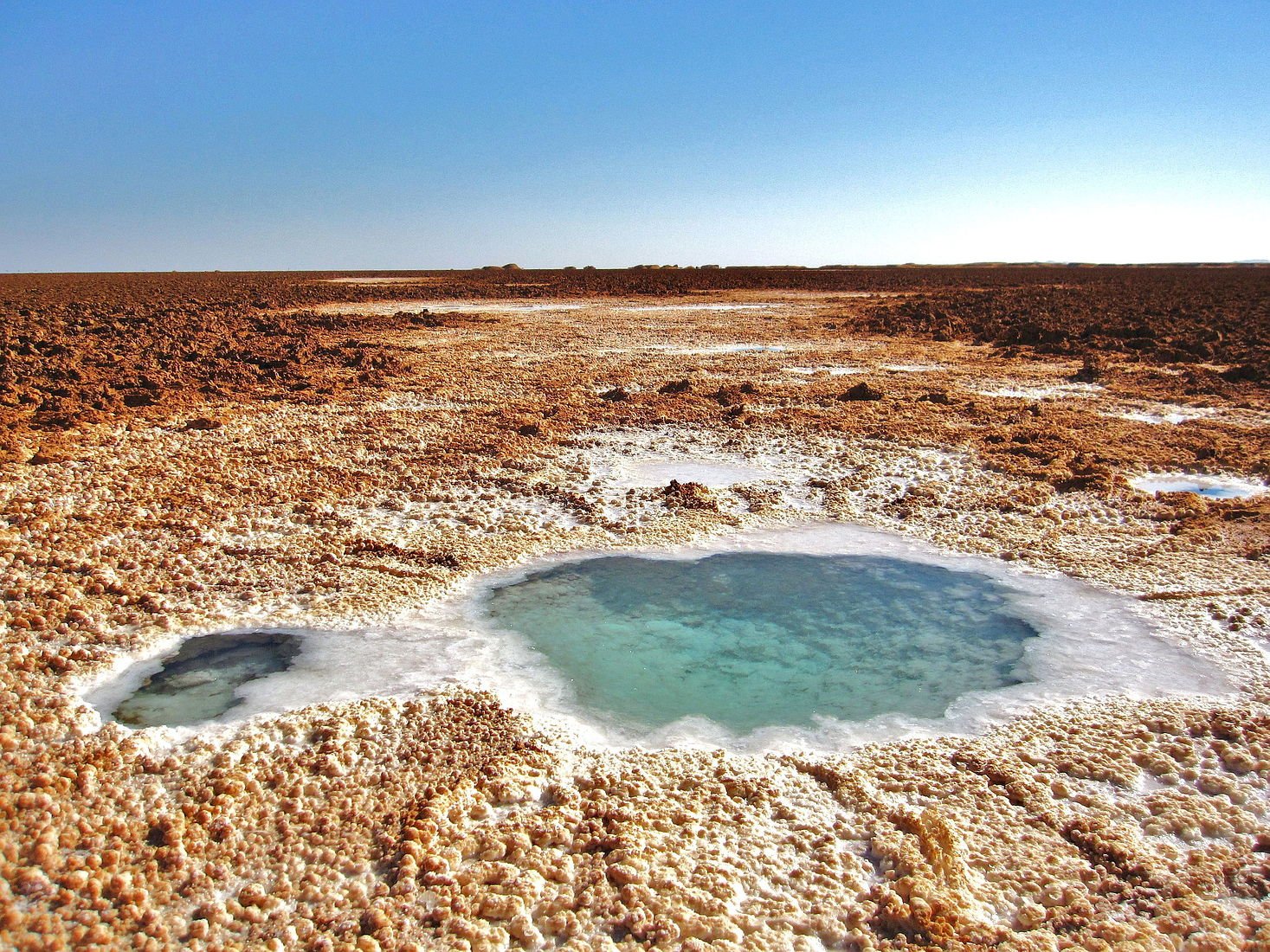 Озера имеющие соленую воду. Оазис Сива Египет. Siwa Oasis Египет озеро. Сива Египет соленые озера. Оазис Сива соленое озеро.