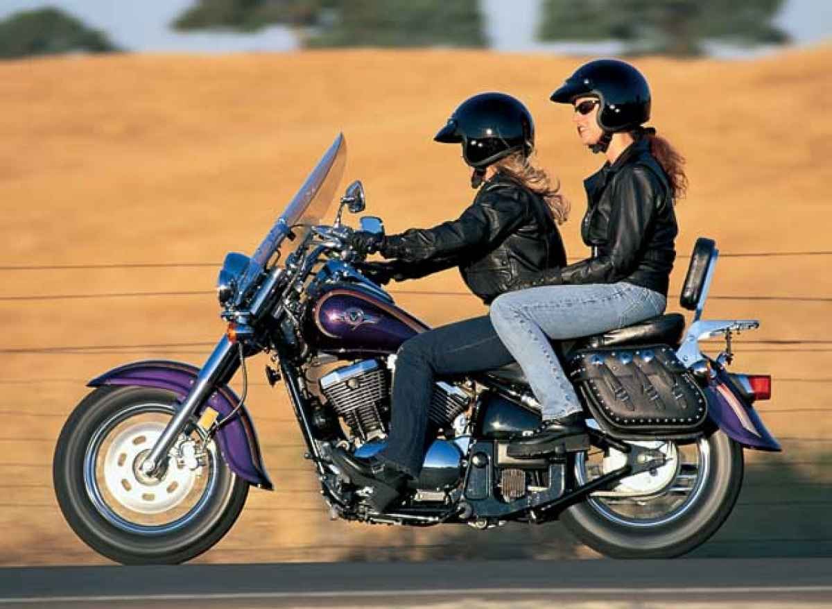 Мотоциклист с пассажиром