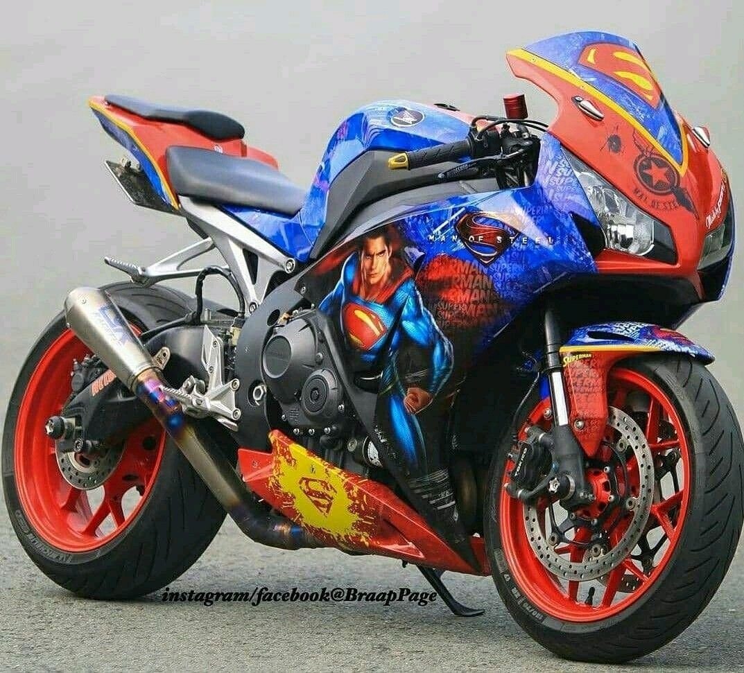 Супермен на мотоцикле