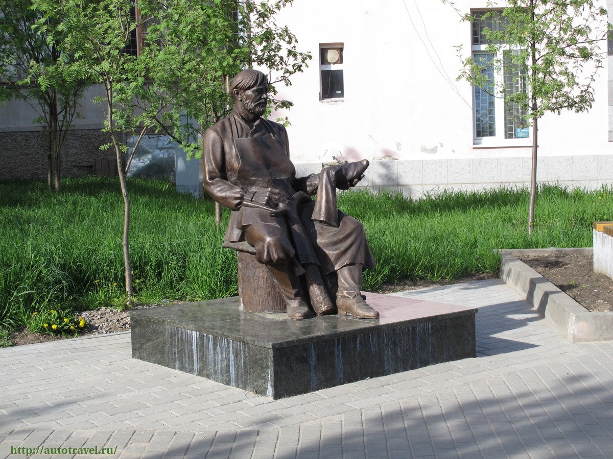 Памятник башмачнику Кимры