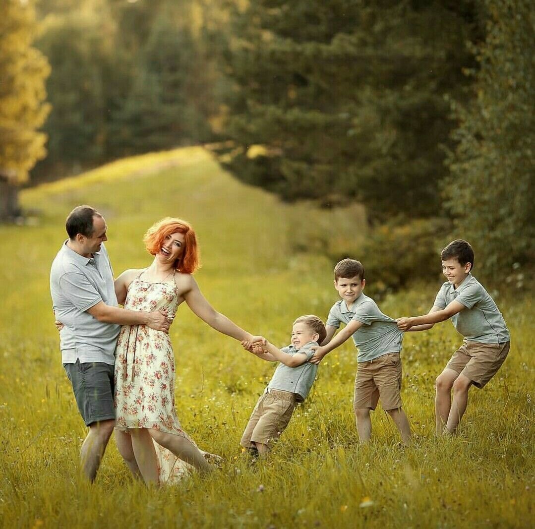 Счастливая семья на природе