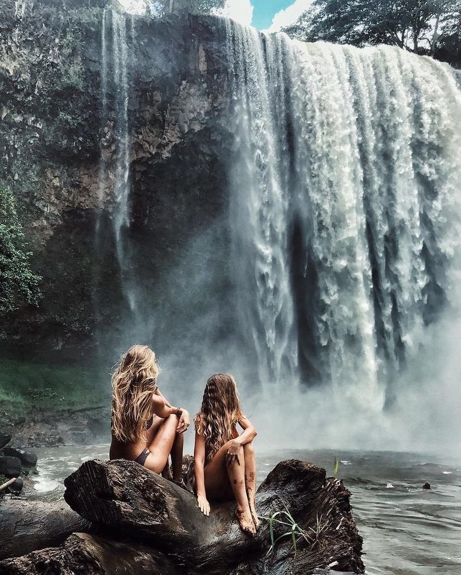 Девушка возле водопада