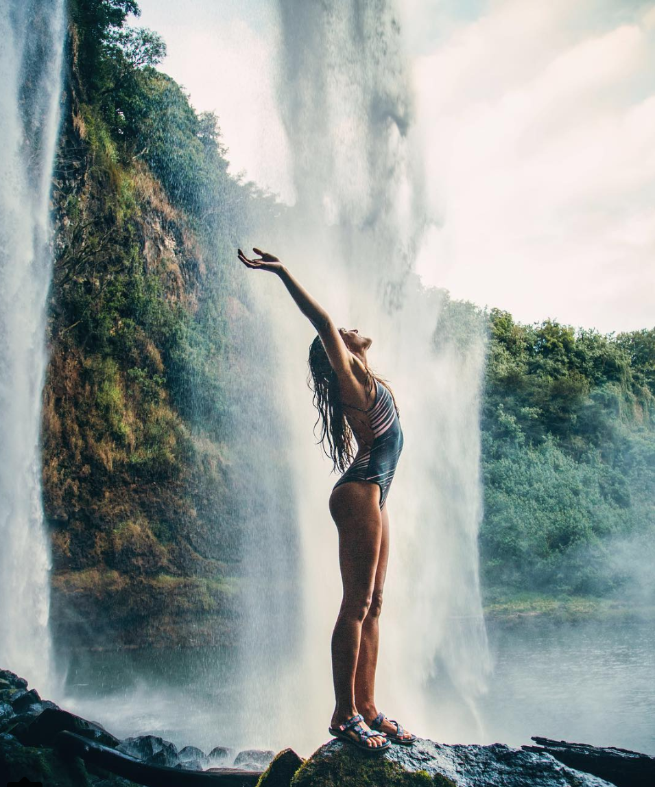 Водопад и девушка со спины