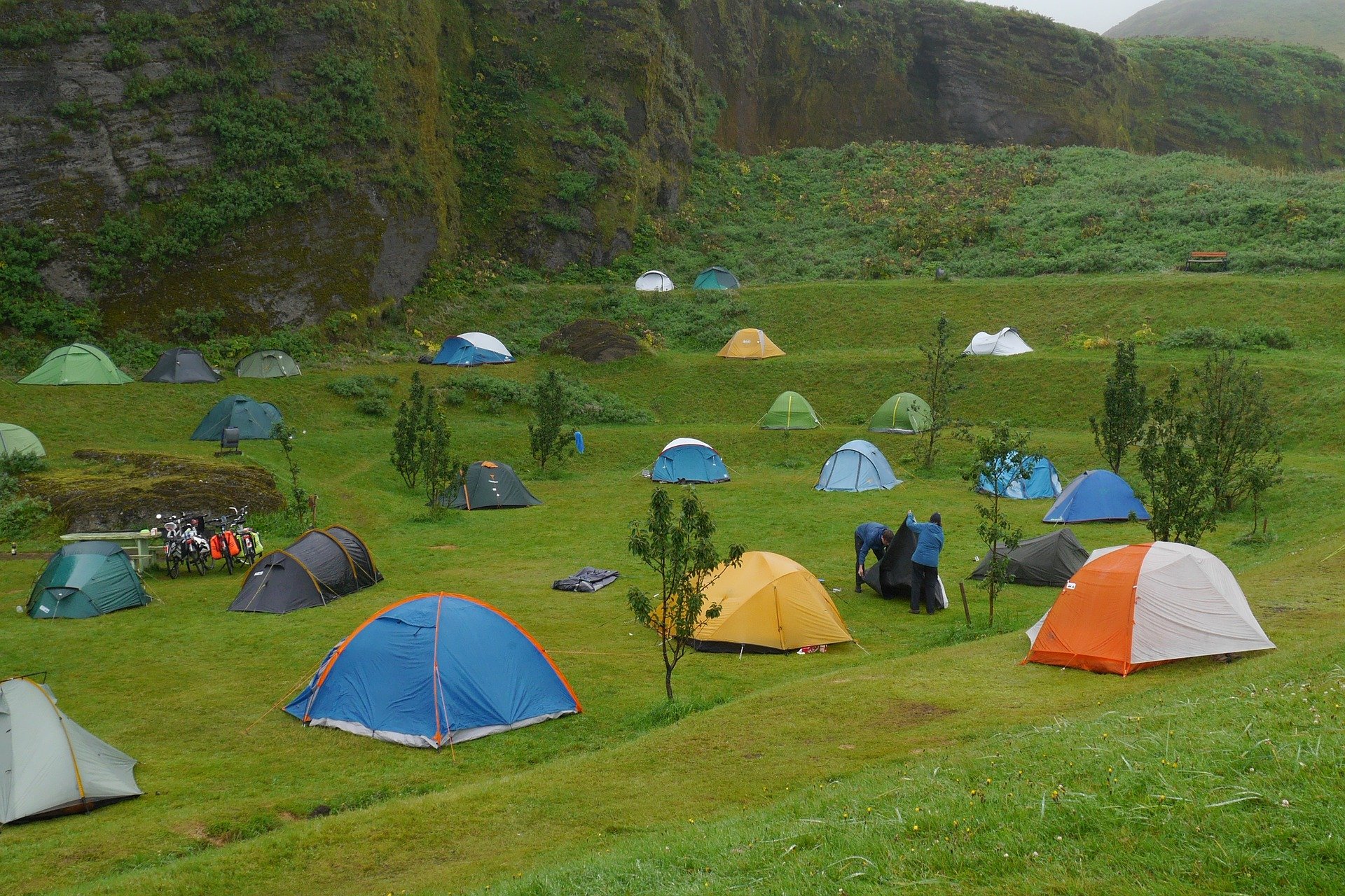 Кемпинг русский кемпинг. Палаточный кемпинг. Палаточный городок. Палаточный лагерь в горах. Кемпинг палаточный лагерь.