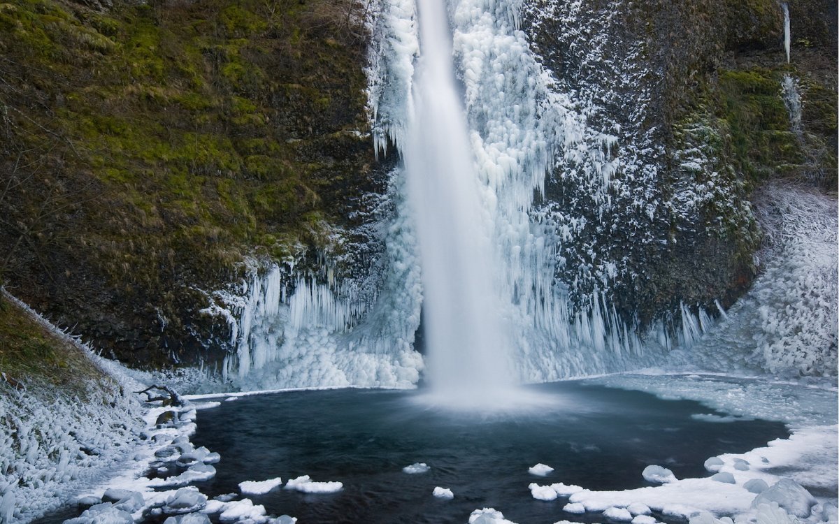 Замерзший водопад Руфабго
