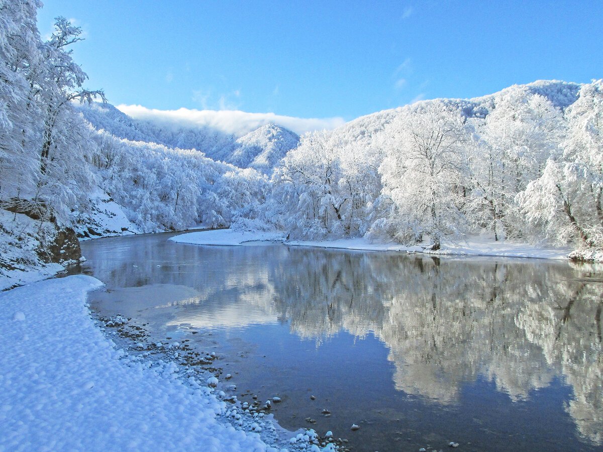 Река белая Гузерипль зимой