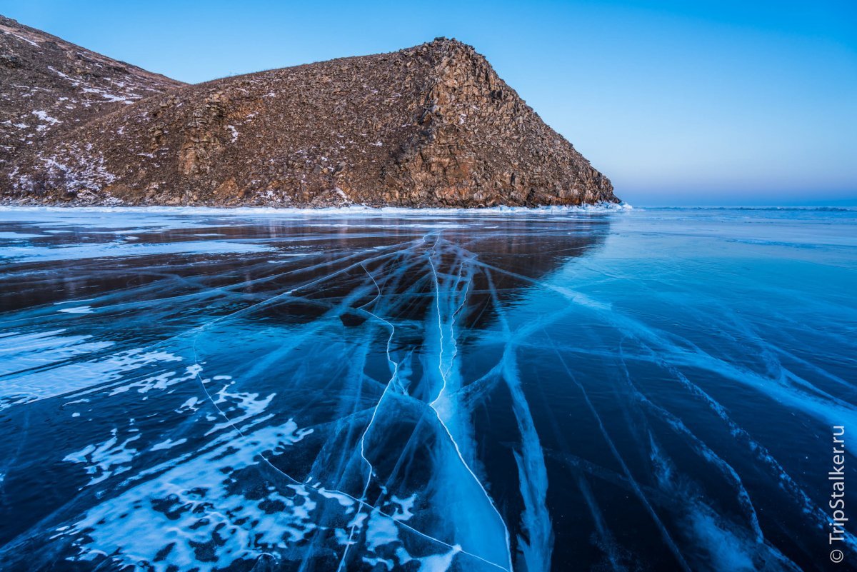 Озеро Байкал подо льдом