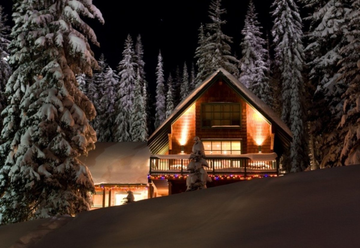 Уютный домик в лесу зима