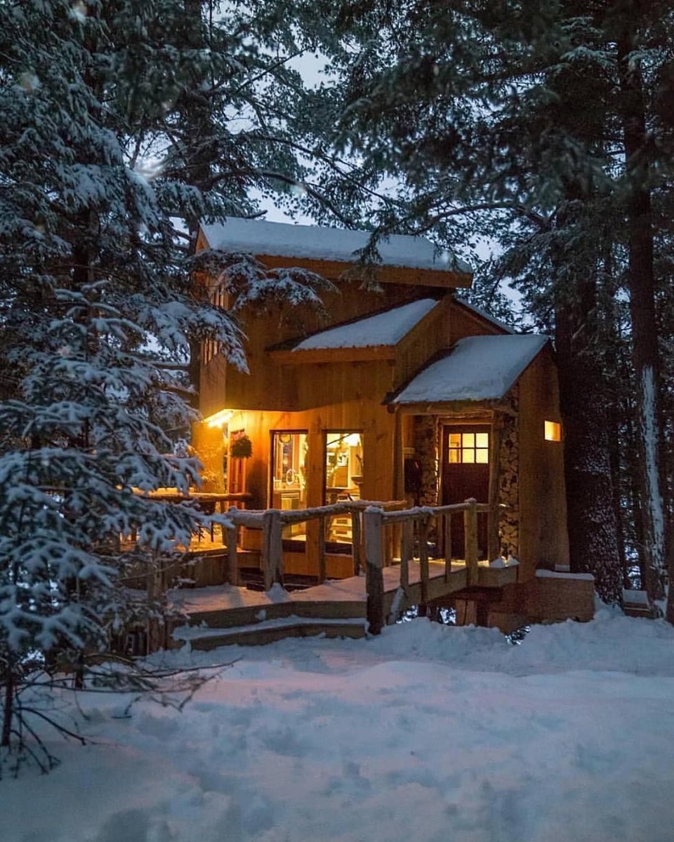 Уютный домик в зимнем лесу