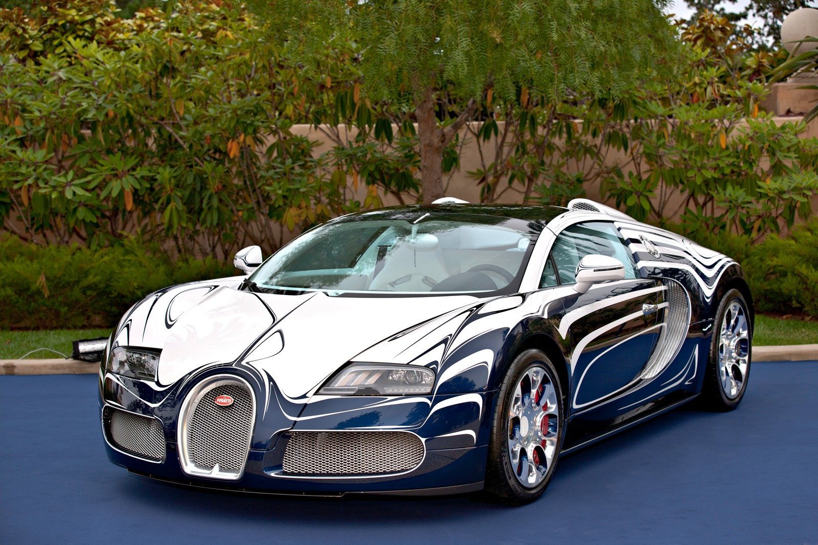 Лучшие автомобили видео. Бугатти Вейрон. Бугатти Вейрон 2020. Bugatti Вейрон 2020. Bugatti Veyron автомобили Bugatti.