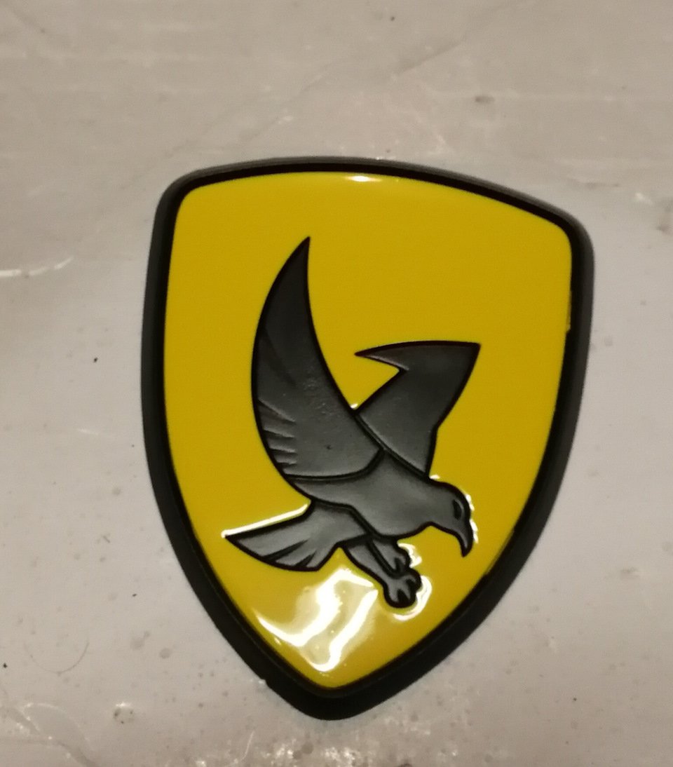 Машина с логотипом птицы