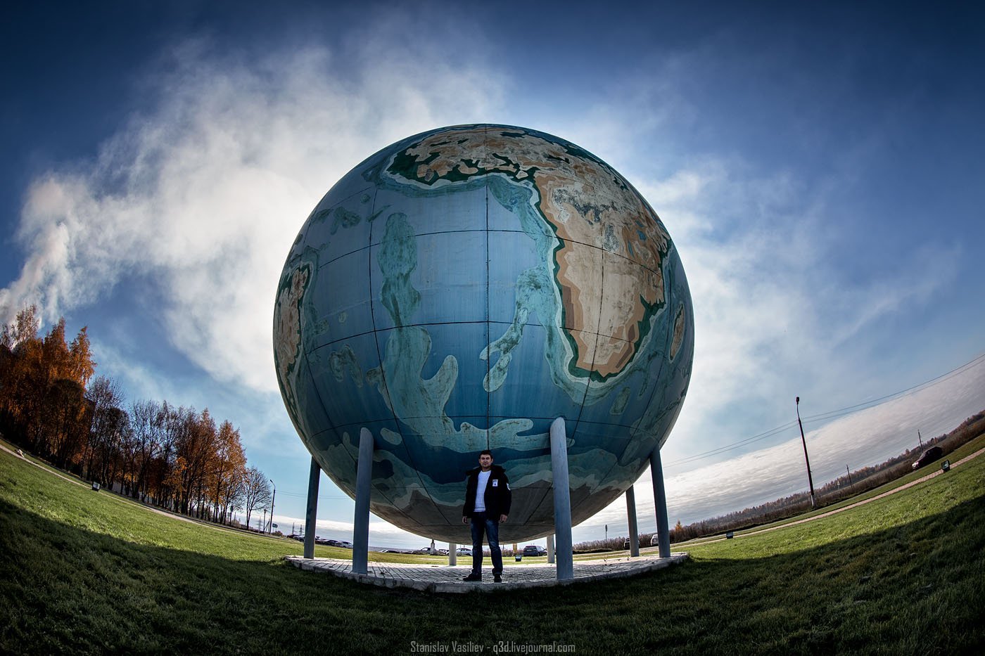 Красивые места на земном шаре. Смоленск Дорогобуж памятник Глобус. Земной шар. Самый большой Глобус.
