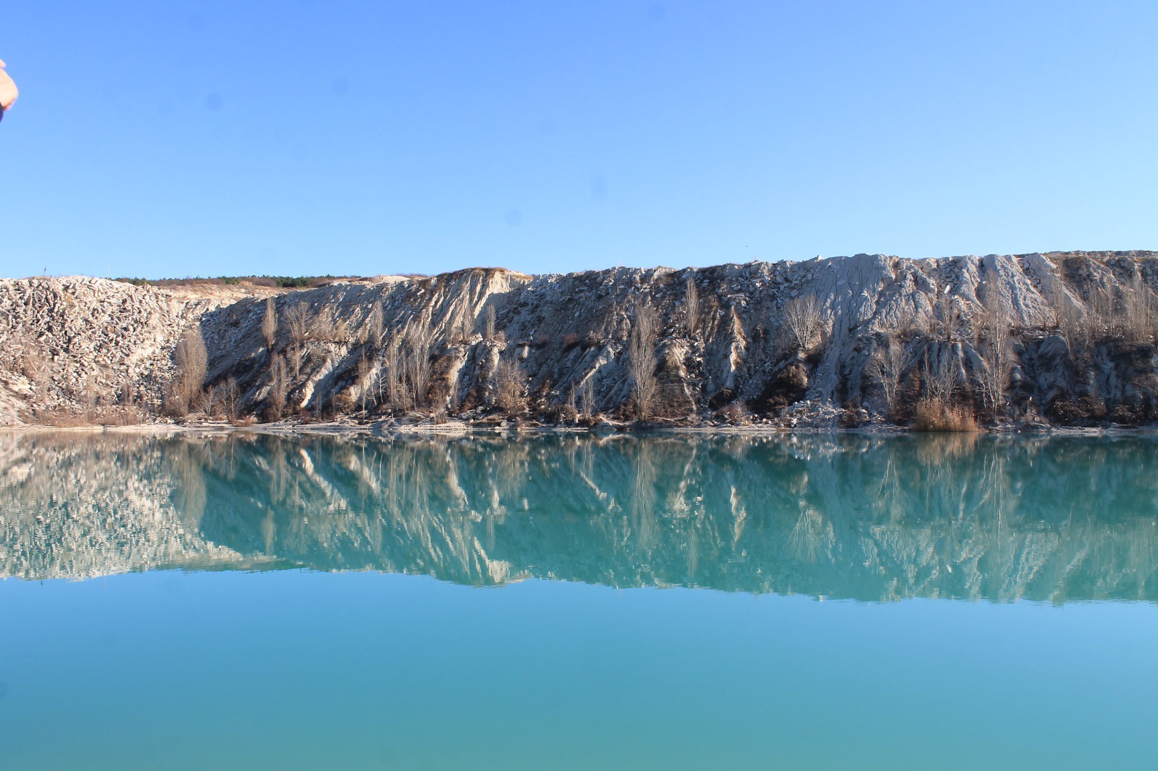 Большое озеро в крыму. Карьер в Скалистом Бахчисарайского. Голубое озеро Бахчисарай. Марсианское озеро Бахчисарай. Марсианское (мраморное) озеро.
