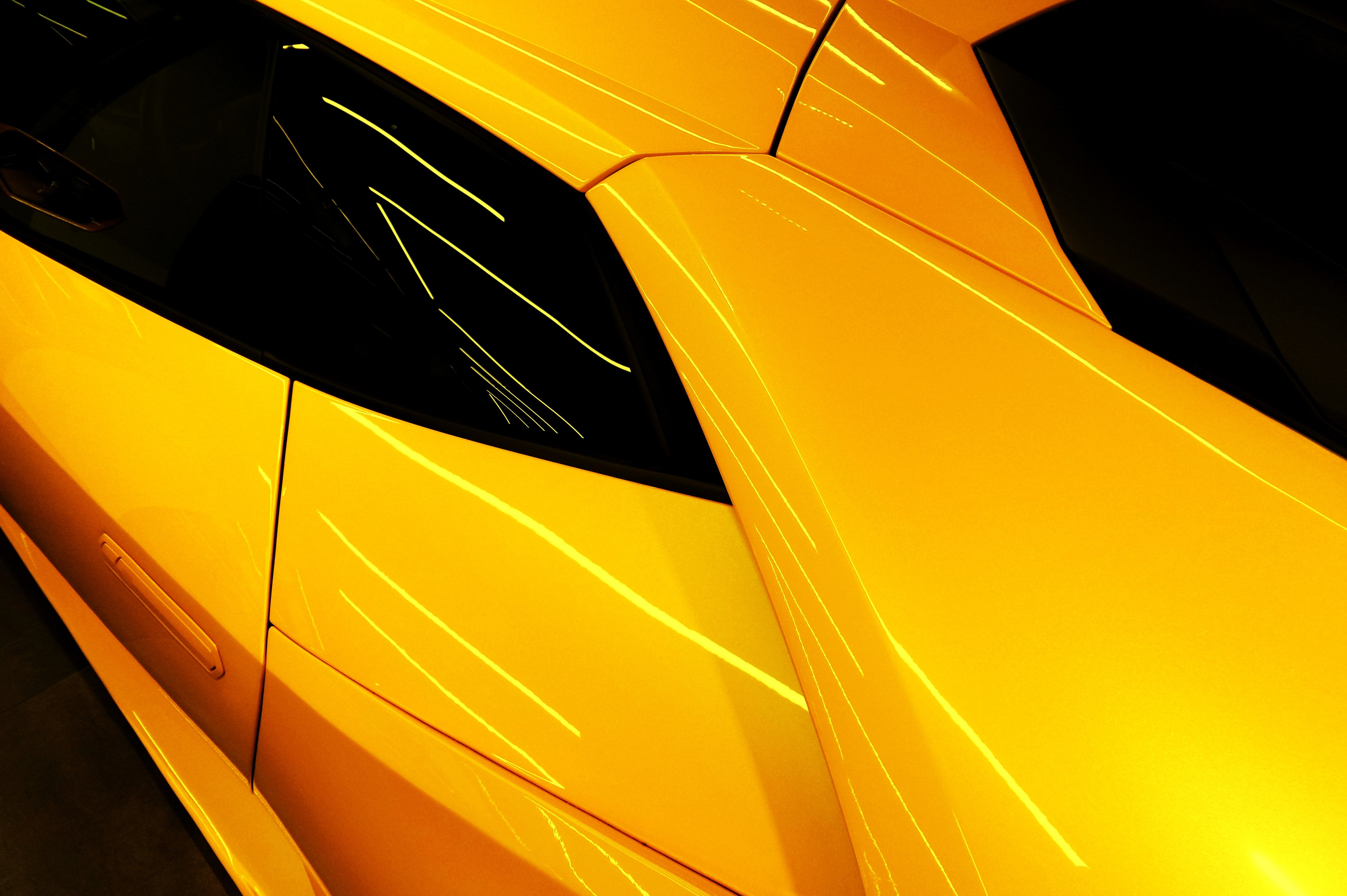 Желтая абстракция автомобиль