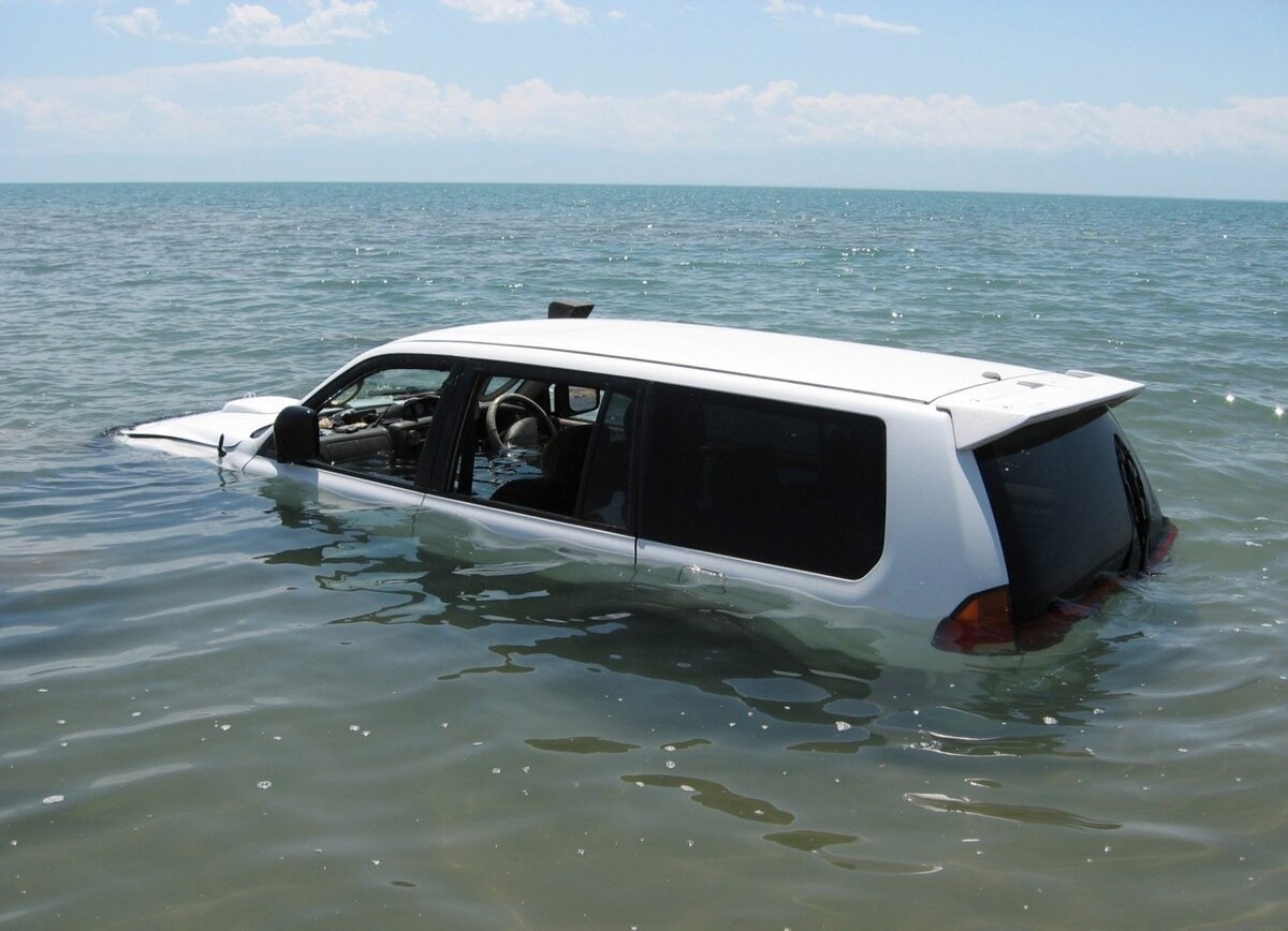 Машина в воде