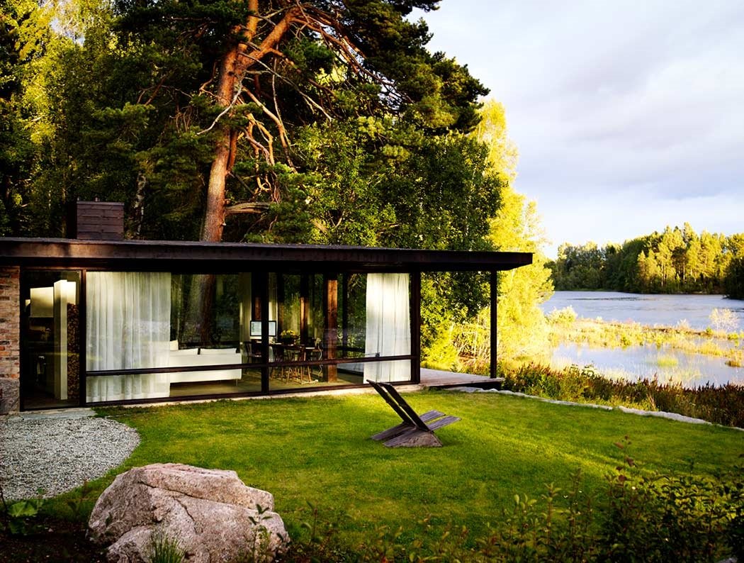 Современный дом у озера Дмитрий кругляк