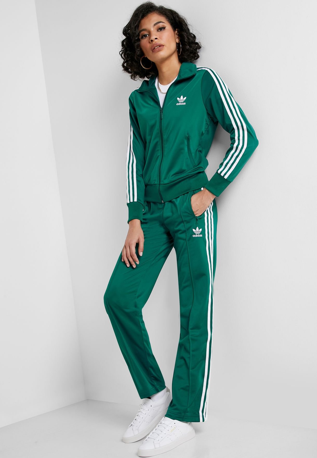 Адидас зеленый спортивный. Спортивный костюм женский адидас 2021. Адидас ориджинал спортивный костюм зеленый. Костюм адидас Firebird зелёный. Спортивный костюм адидас зеленый.